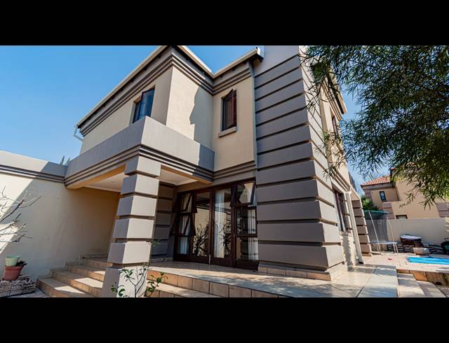 3 BEDROOM SECTIONAL TITLE FOR SALE IN MORELETA PARK